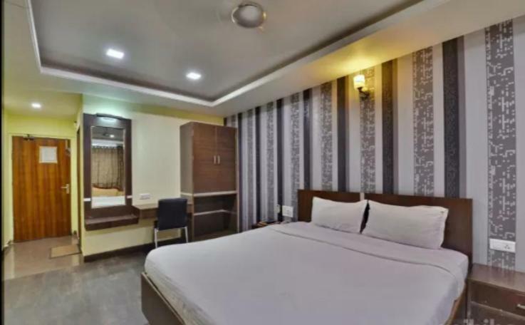 Hotel Puneet International Raipur  Bagian luar foto