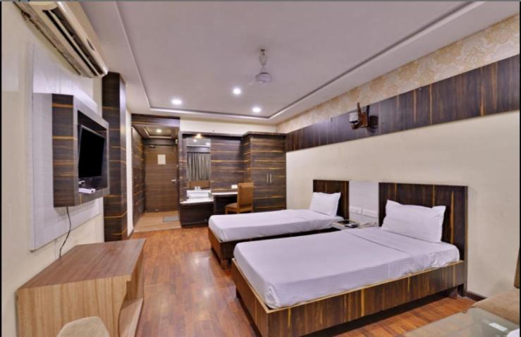 Hotel Puneet International Raipur  Bagian luar foto
